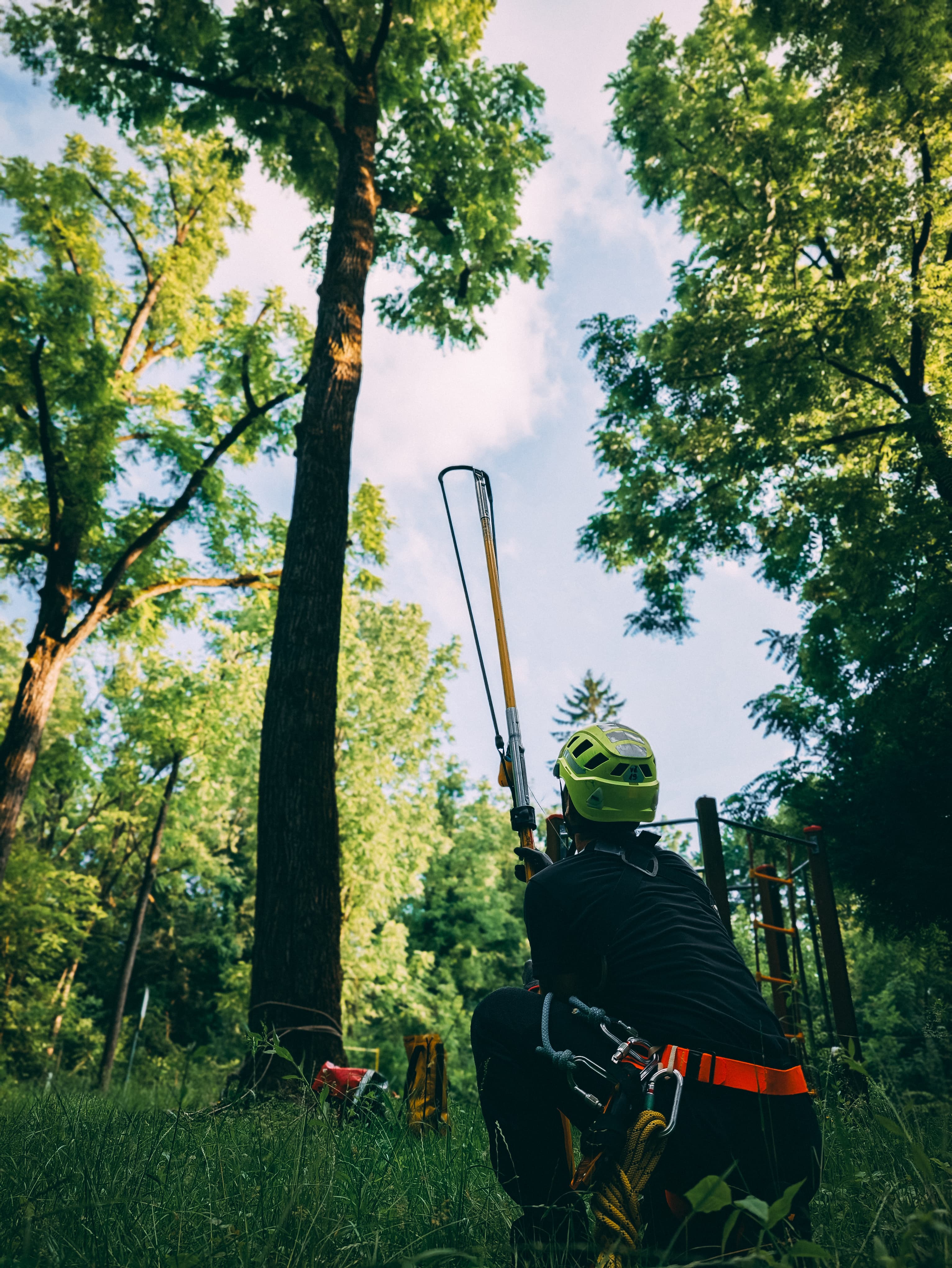 Cover Image for Pripravnici HGSS Stanice Varaždin odradili trening spašavanja paraglidera s drveta